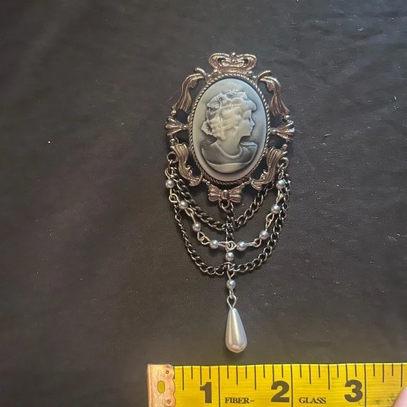 Vintage Style Silver Tone Gray Cameo Brooch pendant with Chains and Drop Pearl - Picture 4 of 5